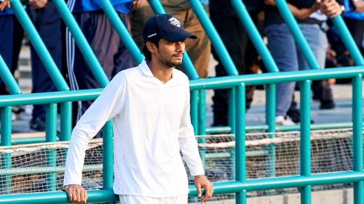 No Look Catch – Ball Boy Stuns in Pak VS SL Match