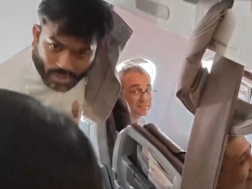 विजुअल गाइडअभिजीत दीपके को हिरासत में लेने का अनकट VIDEO: महिला पुलिस फ्लाइट में घुसी; CJP लीडर बोले- हम डरते नहीं, हाथ पकड़कर निकाला2:00Play video