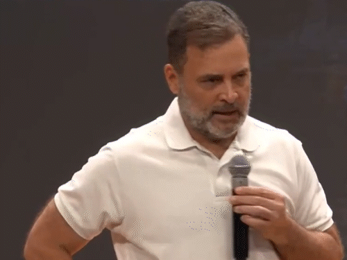 राहुल बोले- ज्ञानेश कुमार के मैसेज आते हैं: वह अपराधी नहीं, उनसे गड़बड़ी कराई जा रही; वे इस्तीफा देकर रास्ते से हटें0:55Play video