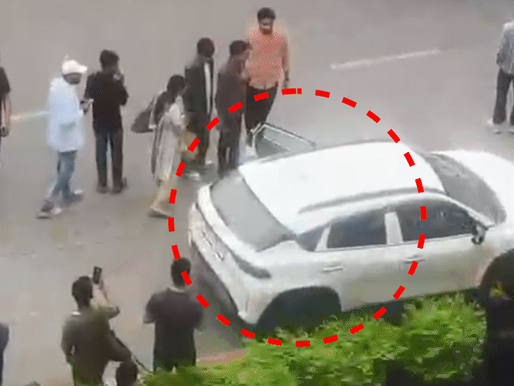 भास्कर एक्सक्लूसिवजंतर-मंतर पर कार से लाठियां निकालते दिखे युवक, VIDEO: प्रदर्शनकारियों को धमकाया; पुलिस ने कार को जाने दिया, बाद में कहा- कुछ नहीं मिला1:17Play video