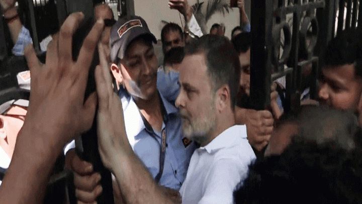 राहुल-प्रियंका ने पुलिस का प्लान कैसे फेल किया: हिरासत के लिए बस में बैठाया, तो उतरकर आकाशवाणी ऑफिस में घुसे; 8 घंटे डटे रहे1:47Play video