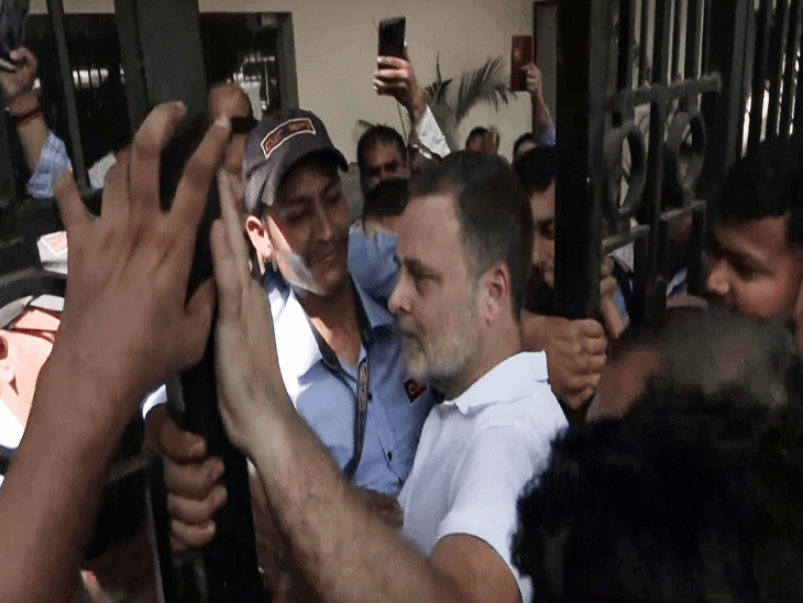 राहुल-प्रियंका ने पुलिस का प्लान कैसे फेल किया: हिरासत के लिए बस में बैठाया, तो उतरकर आकाशवाणी ऑफिस में घुसे; 8 घंटे डटे रहे1:47Play video
