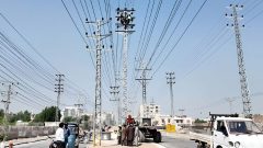 CM Sindh Reveals Grand Plan Behind Construction of Road With Electricity Poles in the Middle