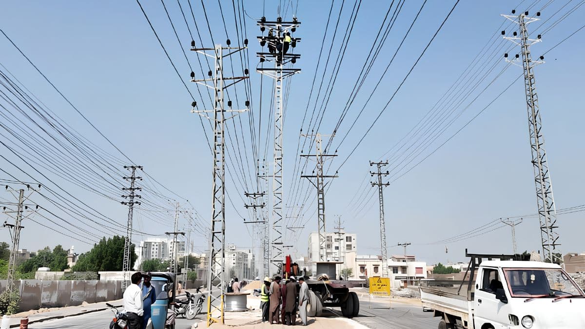 CM Sindh Reveals Grand Plan Behind Construction of Road With Electricity Poles in the Middle