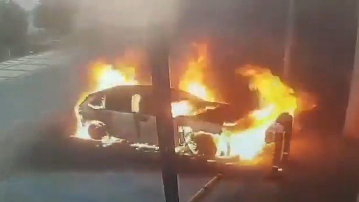 Electric car bursts into flames at charging station in Turkiye