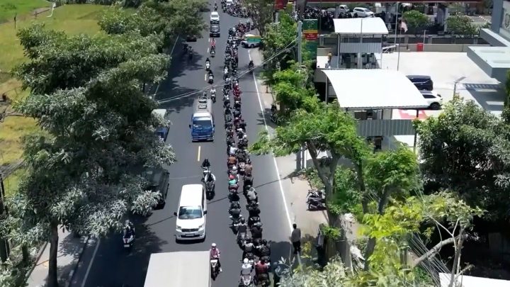 Drivers queue for hours in Bali amid fuel shortage