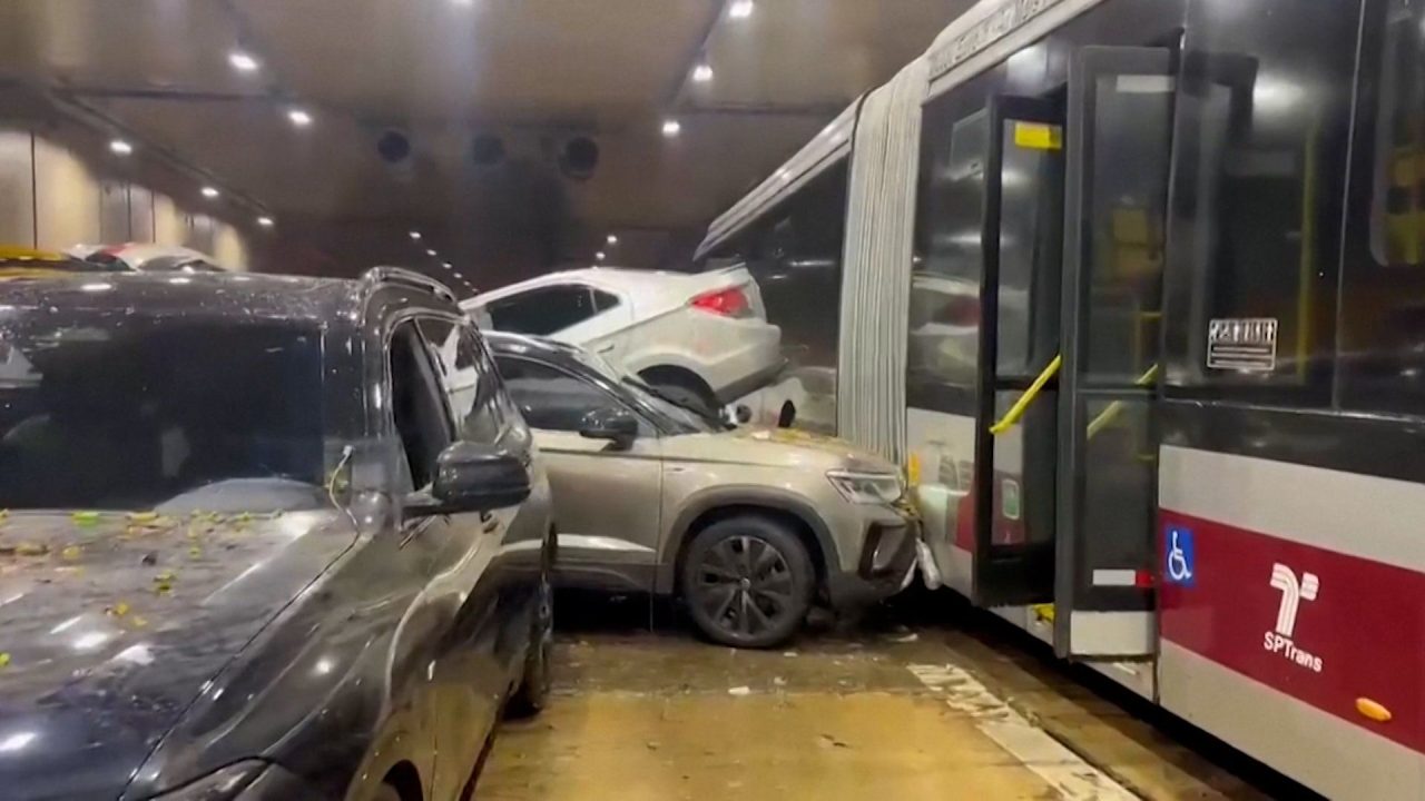 Heavy rain causes mass pileup in Brazil tunnel
