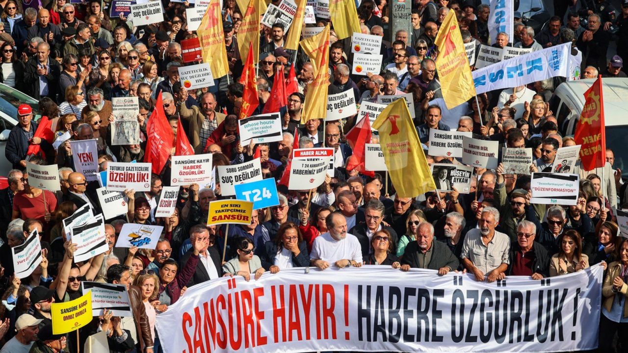 Thousands rally in Turkiye over journalist arrests, media shutdowns