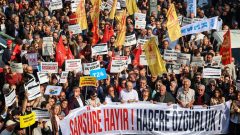 Thousands rally in Turkiye over journalist arrests, media shutdowns