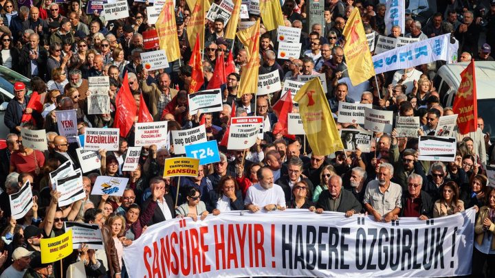 Thousands rally in Turkiye over journalist arrests, media shutdowns