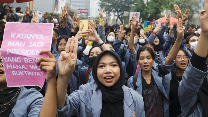 Indonesian students demand action on wildfires and rising costs