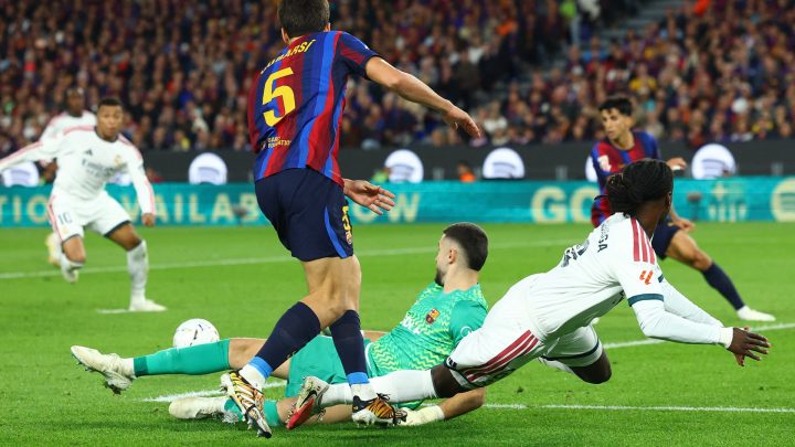 Real Madrid beat Barcelona 2-1 at Camp Nou to halve gap to La Liga leaders