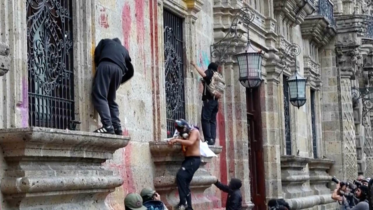 Mexican protesters demanding clean water storm state congress