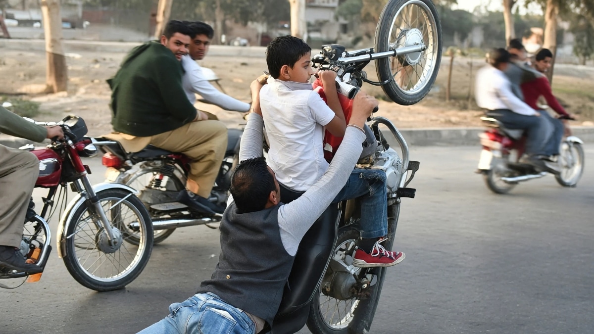 Lahore Traffic Police Wants Citizens to Share Wheeling and Drifting Videos on WhatsApp
